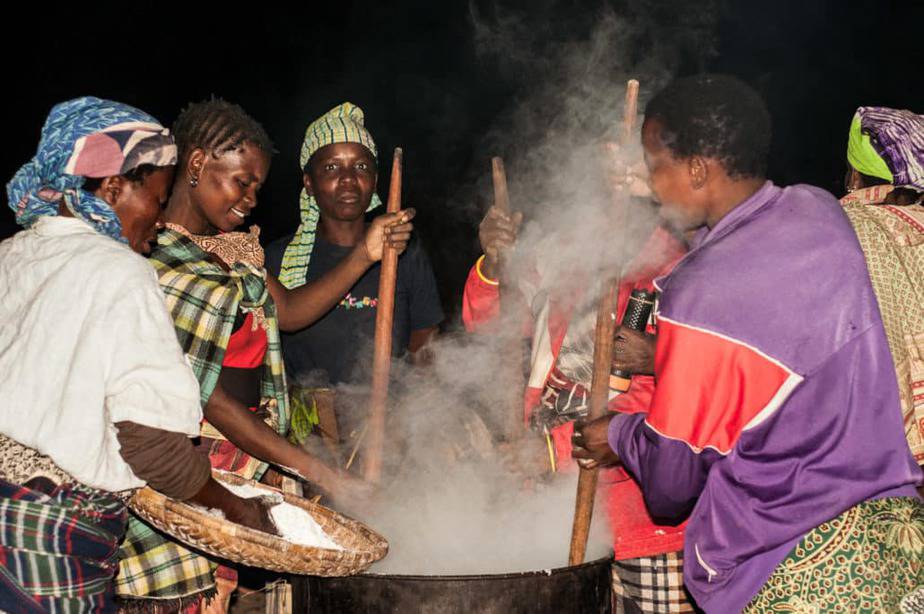 Ugali Zubereitung in der Nacht